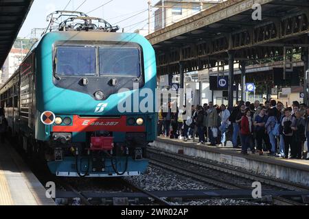 Stazione Ferroviaria con treni e passeggeri/Bahnhof mit Zügen und Fahrgästen Stockfoto