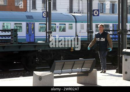 Stazione Ferroviaria con treni e passeggeri/Bahnhof mit Zügen und Fahrgästen Stockfoto