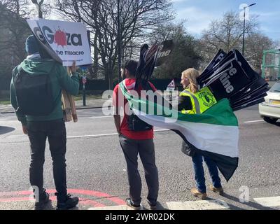 Marschierer mit Slogans und palästinensischen Fahnen, die den Krieg in gaza stoppen, ziehen am 9. märz 2024 friedlich und nicht aggressiv durch london Stockfoto