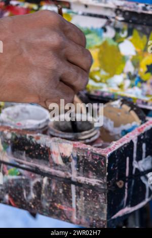 Straßenmaler mit Pinsel und Farbe, Asilah, marokko, afrika Stockfoto