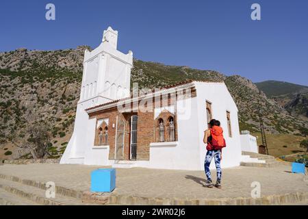 Frau mit Rucksack-Front Spanische Moschee, Jemaa Bouzafar, erbaut von den Spaniern im andalusischen Stil, Chauen, marokko, afrika Stockfoto