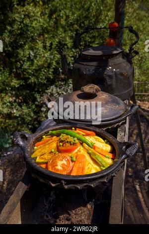 Gemüse-Tagine, Restaurant am Flussufer, God's Bridge, Akchour, Talasstane Nature Park, Rif Region, marokko, afrika Stockfoto