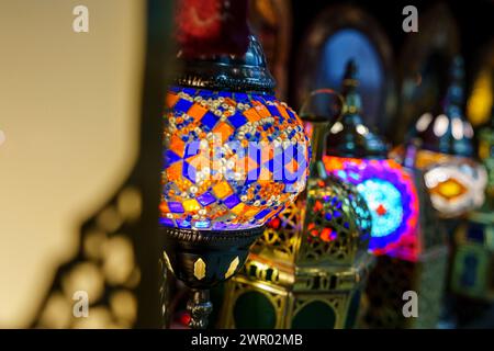 Typische islamische Lampen aus Glas, Talaa Kebira, Fès el-Bali, Fès, marokko, afrika Stockfoto