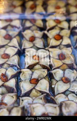 Marokkanisches süßes Makhroud, Blätterteiggebäck mit blumenförmigen Mandeln, Talaa Kebira, Fès el-Bali, Fès, marokko, afrika Stockfoto