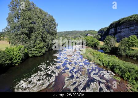 Der Fluss Vézère fließt vor der Klippe, in die sich die Troglodytenfestung La Roque Saint-Christophe im Périgord Noir befindet. Vorgeschichte, Histor Stockfoto