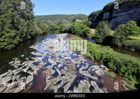 Der Fluss Vézère fließt vor der Klippe, in die sich die Troglodytenfestung La Roque Saint-Christophe im Périgord Noir befindet. Vorgeschichte, Histor Stockfoto