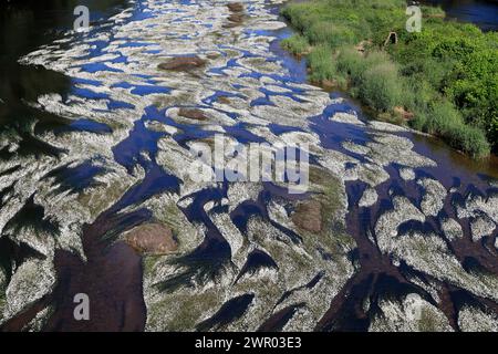 Der Fluss Vézère fließt vor der Klippe, in die sich die Troglodytenfestung La Roque Saint-Christophe im Périgord Noir befindet. Vorgeschichte, Histor Stockfoto