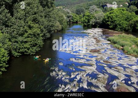 Der Fluss Vézère fließt vor der Klippe, in die sich die Troglodytenfestung La Roque Saint-Christophe im Périgord Noir befindet. Vorgeschichte, Histor Stockfoto