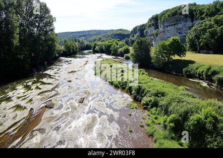 Der Fluss Vézère fließt vor der Klippe, in die sich die Troglodytenfestung La Roque Saint-Christophe im Périgord Noir befindet. Vorgeschichte, Histor Stockfoto