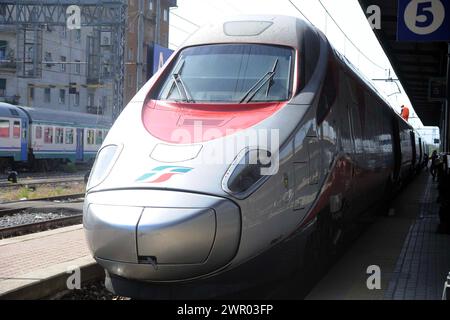 Stazione Ferroviaria con treni e passeggeri/Bahnhof mit Zügen und Fahrgästen Stockfoto