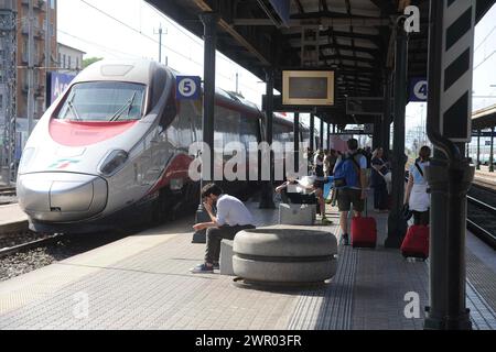 Stazione Ferroviaria con treni e passeggeri/Bahnhof mit Zügen und Fahrgästen Stockfoto