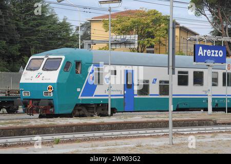 Stazione Ferroviaria con treni e passeggeri/Bahnhof mit Zügen und Fahrgästen Stockfoto