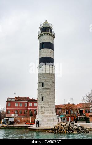 Murano, Italien - 25. Februar 2023: Der Leuchtturm auf der Insel Murano in der Nähe von Venedig Stockfoto