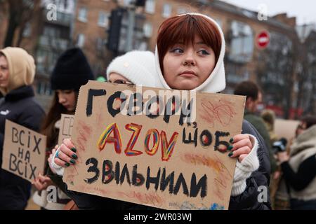 Ukrainische Frau hält ein Banner „Speak for Free Asov“ auf einer friedlichen Kundgebung, die den Gefangenen der Asow-Brigade und den Verteidigern Mariupols gewidmet ist. Kiew - 11. Februar 2024 Stockfoto