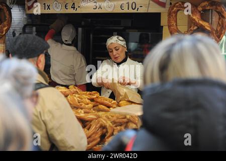 Mercatini Tirolesi di Natale nella città di Arezzo/Tiroler Weihnachtsmärkte in der Stadt Arezzo Stockfoto