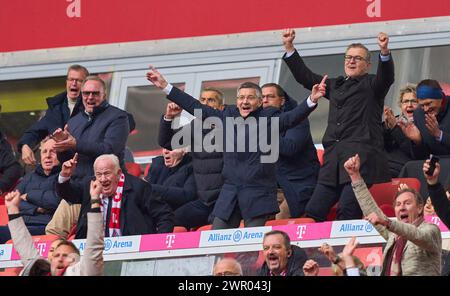 Feier 3-1 Harry Kane, FCB 9 : Karl-Heinz RUMMENIGGE (CEO, Vorstandsvorsitzender FCB AG), Herbert HAINER, Präsident und Ex-CEO des FCB Adidas, Präsident und ehemaliger Präsident Uli HOENESS (FCB), Max Eberl , Sportvorstand und Manager FC Bayern, Dr. Michael Diederich, Geschäftsführer Finanzvorstand und stellvertretender Vorstandsvorsitzender, Jan-Christian Dreesen , Finanzdirektor FCB, Walter MENNEKES, Unternehmer, Vizepräsident des FC Bayern, Prof. Dr. Dieter Mayer 2. Vizepräsident des FC Bayern München EV. Dieter Hoeness, im Spiel FC BAYERN MÜNCHEN - F Stockfoto