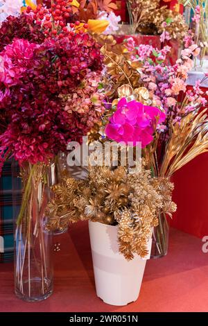 Verschiedene Arten von bunten künstlichen Blumen Dekoration zum Verkauf. Stockfoto
