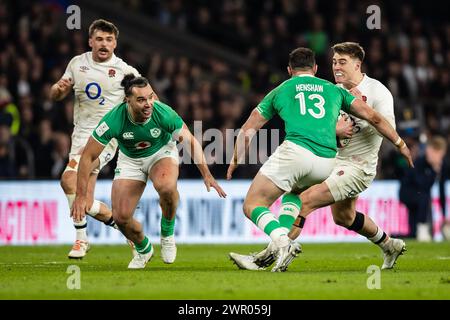 Tommy Freeman aus England unter dem Druck von Robbie Henshaw aus Irland während der Six Nations Championship 2024, dem Rugby union Spiel zwischen England und Irland am 9. März 2024 im Twickenham Stadion in London Stockfoto