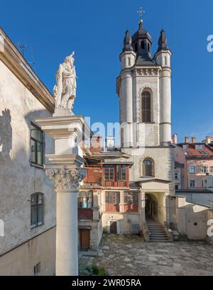 Armenische Kathedrale von Lemberg, Säule mit dem Heiligen Christoph, Ukraine Stockfoto