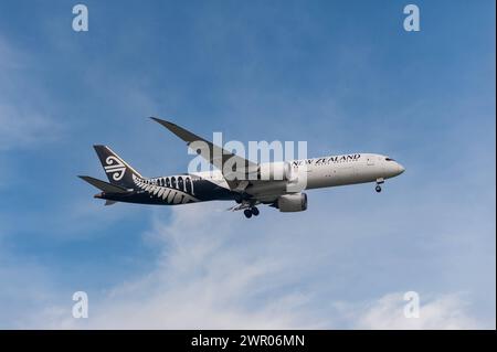 15.07.2023, Singapur, Republik Singapur, Asien - ein Passagierflugzeug der neuseelaendischen Fluggesellschaft Air New Zealand vom Typ Boeing 787-9 Dreamliner mit der Registrierung ZK-NZH im Landeanflug auf den internationalen Flughafen Changi. Air New Zealand Limited ist die staatliche Fluggesellschaft Neuseelands, mit Sitz in Auckland. Sie ist Mitglied der Star Alliance Luftfahrtallianz, einem internationalen Netzwerk von Fluggesellschaften. *** 15 07 2023, Singapur, Republik Singapur, Asien A New Zealand Air New Zealand Boeing 787 9 Dreamliner Passagierflugzeug registriert ZK NZH am ca. Stockfoto