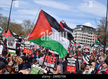 London, England, Großbritannien. März 2024. Demonstranten versammeln sich in der Park Lane. Tausende von Menschen marschierten in Solidarität mit Palästina zur US-Botschaft und forderten einen Waffenstillstand während des Krieges zwischen Israel und Hamas. (Kreditbild: © Vuk Valcic/ZUMA Press Wire) NUR REDAKTIONELLE VERWENDUNG! Nicht für kommerzielle ZWECKE! Stockfoto