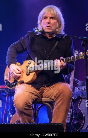 Ekki Maas Ekimas Bassist und Produzent der Kölner Band bei einer Veranstaltung des Kölner Literaturfestivals lit.Cologne 2024 in der Kulturkirche. *** Ekki Maas Ekimas Bassist und Produzent der Kölner Band bei einer Veranstaltung des Kölner Literaturfestivals lit.Cologne 2024 in der Kulturkirche. Nordrhein-Westfalen Deutschland, Deutschland GMS11120 Stockfoto