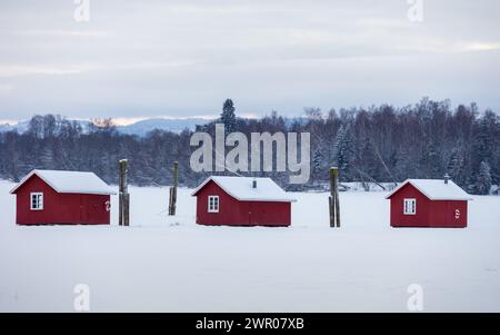 Hütten am gefrorenen Fluss Stockfoto