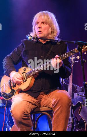 Ekki Maas (Ekimas) Bassist und Produzent der Kölner Band bei einer Veranstaltung des Kölner Literaturfestivals lit.Cologne 2024 in der Kulturkirche. Stockfoto