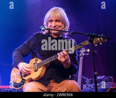 Ekki Maas (Ekimas) Bassist und Produzent der Kölner Band bei einer Veranstaltung des Kölner Literaturfestivals lit.Cologne 2024 in der Kulturkirche. Stockfoto