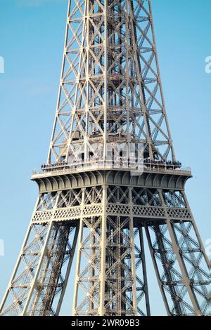 Tele-Nahaufnahme der Aussichtsplattform im 2. Stock in 116 Metern Höhe auf halbem Weg zum Eiffelturm, wo die Beine auf die zentrale Säule in Paris, Frankreich, treffen Stockfoto