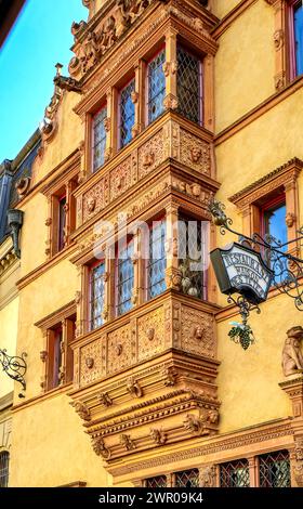 Colmar im Elsass an der Weinstraße 08.03.24: Altstadtbild von Colmar mit Kopfsteinpflaster, Fachwerkbauten aus dem Mittelalter und der Renaissance. Place de la CathÃ drale steht das gotische Martinsmünster. Klein Venedig. Colmar Altstadt Elsass Frankreich *** Colmar im Elsass an der Weinstraße 08 03 24 Altstadt von Colmar mit Kopfsteinpflaster, Fachwerkhäusern aus dem Mittelalter und dem Renaissance Place de la Cathôdrale steht die gotische St. Martins Minster Little Venice Colmar Altstadt Elsaß Frankreich 20240308 120449 Stockfoto