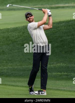 Orlando, Usa. März 2024. Patrick Rodgers aus den Vereinigten Staaten trifft in der dritten Runde des Arnold Palmer Invitational, der von Mastercard auf dem Arnold Palmer Bay Hill Golf Course in Orlando, Florida präsentiert wurde, einen Schuss auf das neunte Loch. Quelle: SOPA Images Limited/Alamy Live News Stockfoto