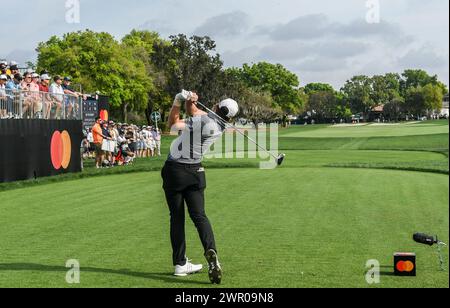 Orlando, Usa. März 2024. Nick Dunlap aus den Vereinigten Staaten trifft seinen Abschlag auf das erste Loch während der dritten Runde des Arnold Palmer Invitational, präsentiert von Mastercard auf dem Arnold Palmer Bay Hill Golf Course in Orlando, Florida. Quelle: SOPA Images Limited/Alamy Live News Stockfoto