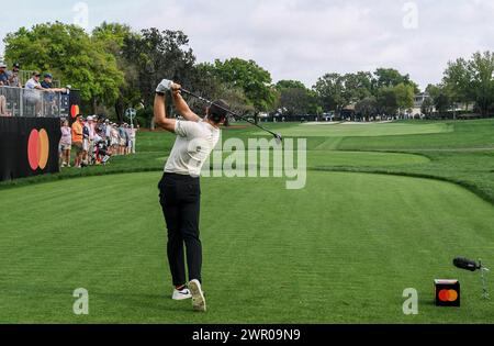 Orlando, Usa. März 2024. Patrick Rodgers aus den Vereinigten Staaten trifft seinen Abschlag auf das erste Loch während der dritten Runde des Arnold Palmer Invitational, präsentiert von Mastercard auf dem Arnold Palmer Bay Hill Golf Course in Orlando, Florida. Quelle: SOPA Images Limited/Alamy Live News Stockfoto