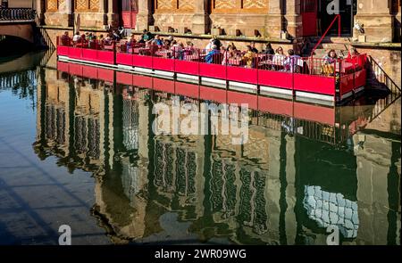 Colmar im Elsass an der Weinstraße 08.03.24: Altstadtbild von Colmar mit Kopfsteinpflaster, Fachwerkbauten aus dem Mittelalter und der Renaissance. Place de la CathÃ drale steht das gotische Martinsmünster. Klein Venedig. Colmar Altstadt Elsass Frankreich *** Colmar im Elsass an der Weinstraße 08 03 24 Altstadt von Colmar mit Kopfsteinpflaster, Fachwerkhäusern aus dem Mittelalter und dem Renaissance Place de la Cathôdrale steht die gotische St. Martins Minster Little Venice Colmar Altstadt Elsaß Frankreich 20240308 130409 Stockfoto