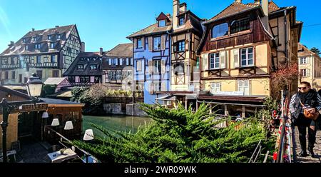 Colmar im Elsass an der Weinstraße 08.03.24: Altstadtbild von Colmar mit Kopfsteinpflaster, Fachwerkbauten aus dem Mittelalter und der Renaissance. Place de la CathÃ drale steht das gotische Martinsmünster. Klein Venedig. Colmar Altstadt Elsass Frankreich *** Colmar im Elsass an der Weinstraße 08 03 24 Altstadt von Colmar mit Kopfsteinpflaster, Fachwerkhäusern aus dem Mittelalter und dem Renaissance Place de la Cathôdrale steht die gotische St. Martins Minster Little Venice Colmar Altstadt Elsaß Frankreich 20240308 131053 Stockfoto