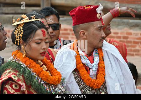 Ein nepalesisches Paar heiratet bei einer typischen Hochzeit in newari im Innenhof eines hindutempels in Kirtipur, Nepal Stockfoto