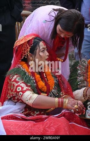 Eine nepalesische Frau heiratet bei einer typischen Hochzeit in newari im Innenhof eines hindutempels in Kirtipur, Nepal Stockfoto