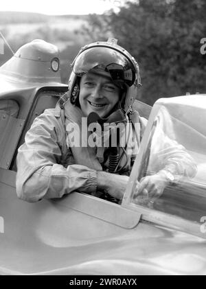 Aktenfoto vom 9/1958 von Donald Campbell im Cockpit seines Jet-Hydroflugzeugs Bluebird am Lake Coniston, Cumberland. Das restaurierte, rekordverdächtige Wasserflugzeug Bluebird K7 wurde im Ruskin Museum auf seiner Rückkehr nach Coniston Water im Lake District untergebracht. Ausgabedatum: Sonntag, 10. März 2024. Stockfoto