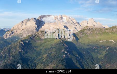 Blick auf den Berg Marmolada, den höchsten Gipfel der Alpen Dolomiten, Italien, Blick vom Gipfel Col di Lana Stockfoto