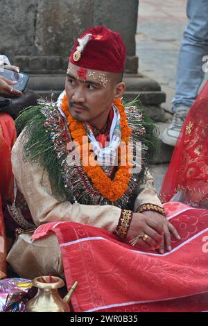Ein nepalesischer Mann heiratet bei einer typischen newari-Hochzeit im Innenhof eines hindutempels in Kirtipur, Nepal Stockfoto