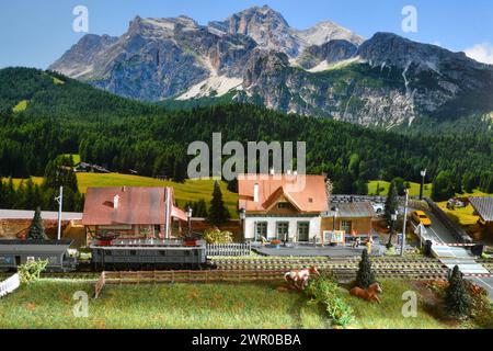 Miniaturbahnmodell mit Modellgüterzug im Bergambiente. Spielzeugzug Stockfoto