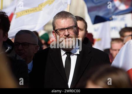 Polen für die Friedensdemonstration in Warschau. Der polnische rechtsextreme Politiker und parlamentsabgeordnete Grzegorz Braun wird am 9. März 2024 während eines friedensmarsches gegen die Entsendung polnischer Truppen in die Ukraine in Warschau, Polen, dargestellt. Einige hundert Menschen gingen auf die Straße, nachdem der französische Präsident Emanuel Macron sagte, dass die NATO-Truppen in der Ukraine nicht ausgeschlossen werden sollten. Die Menge, angeführt von den rechtsextremen Politikern Grzegorz Braun von der Konföderationspartei Konfederacja, schrie Losungen wie Hände weg von unseren Kindern, Tusk, Kaczynski an der ukrainischen Front, und das ist nicht unser W Stockfoto