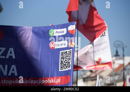 Polen für die Friedensdemonstration in Warschau. Ein Banner, auf dem die Ukrainisierung Polens gestoppt werden soll, ist während eines marsches, der zum Frieden und gegen die Entsendung polnischer Truppen in die Ukraine am 9. März 2024 in Warschau, Polen, aufruft, zu sehen. Einige hundert Menschen gingen auf die Straße, nachdem der französische Präsident Emanuel Macron sagte, dass die NATO-Truppen in der Ukraine nicht ausgeschlossen werden sollten. Die Menge, angeführt von den rechtsextremen Politikern Grzegorz Braun von der Konföderationspartei Konfederacja, schrie Losungen als Hände weg von unseren Kindern, Tusk, Kaczynski an der ukrainischen Front, und das ist nicht unser Krieg. Warschau Polen C Stockfoto