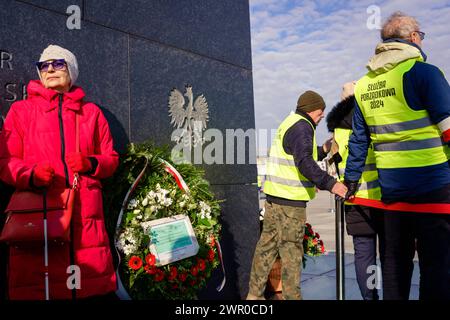 Dorota Halaburda mit Zbigniew Komosas Kranz unter der Smolensk-Treppe. Jaroslaw Kaczynski, Präsident für Recht und Gerechtigkeit, legt den Opfern der Smolensk-Katastrophe einen Kranz an das Denkmal. Warschau Polen Copyright: XMikolajxJaneczekx Stockfoto