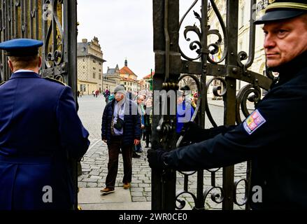 Prag, Tschechische Republik. März 2024. Der Tag der offenen Tür der Prager Burg beginnt mit der Eröffnung des Matthias-Tors in der Prager Burg, Tschechien, am 10. März 2024. Quelle: Roman Vondrous/CTK Photo/Alamy Live News Stockfoto