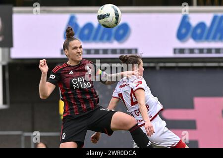 Waregem, Belgien. März 2024. Elke Van Gorp (14) von Zulte-Waregem und Maud Coutereels (17) von Standard de Lüttich, dargestellt während eines Frauenfußballspiels zwischen SV Zulte - Waregem und Standard Femina de Lüttich am 18. Spieltag der Saison 2023 - 2024 der belgischen Lotto Womens Super League, am Sonntag, 9. März 2024 in Waregem, BELGIEN. Quelle: Sportpix/Alamy Live News Stockfoto