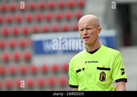 Waregem, Belgien. März 2024. Schiedsrichterassistent Christophe Baillieul, dargestellt während eines Frauenfußballspiels zwischen SV Zulte - Waregem und Standard Femina de Lüttich am 18. Spieltag der Saison 2023 - 2024 der Belgischen Lotto Womens Super League, am Sonntag, 9. März 2024 in Waregem, BELGIEN. Quelle: Sportpix/Alamy Live News Stockfoto