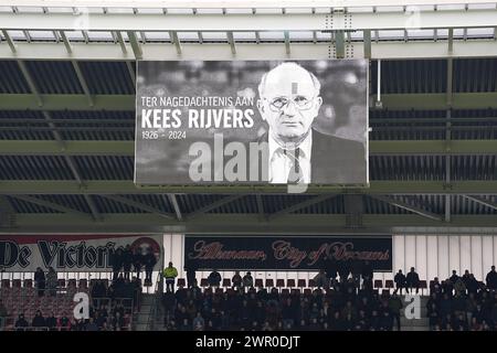 ALKMAAR - Schweigeminute vor dem niederländischen Eredivisie-Spiel zwischen AZ Alkmaar und Excelsior Rotterdam im AFAS-Stadion am 10. März 2024 in Alkmaar, Niederlande. ANP ED VAN DE POL Stockfoto