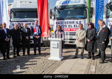 10. März 2024: Gaziantep, Turkiye: Gaziantep, Turkiye. 10. März 2024. In Gaziantep wird ein Hilfskonvoi mit fünf großen Lastkraftwagen organisiert, der bereit ist, nach Gaza zu fahren. An der Veranstaltung nahmen der Gouverneur von Gaziantep, Kemal Ã‡eber, der Bürgermeister von Gaziantep, Fatima Åžahin, der ehemalige Justizminister und Vizepräsident der Partei für Gerechtigkeit und Entwicklung, Abdulhamit GÃ¼l, sowie lokale Würdenträger Teil. Der Gaziantep-Konvoi ist einer von vielen Konvois, die in verschiedenen türkischen Städten auf dem Weg in den verwüsteten Gazastreifen vorbereitet wurden (Credit Image: © Zakariya Yahya/IMAGESLIVE via ZUMA Press Wire), EDITORIAL USAG Stockfoto